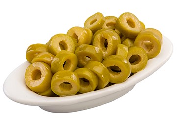 In Scheiben geschnittene grüne Oliven der Sorte ASCOLANA in Salzlake